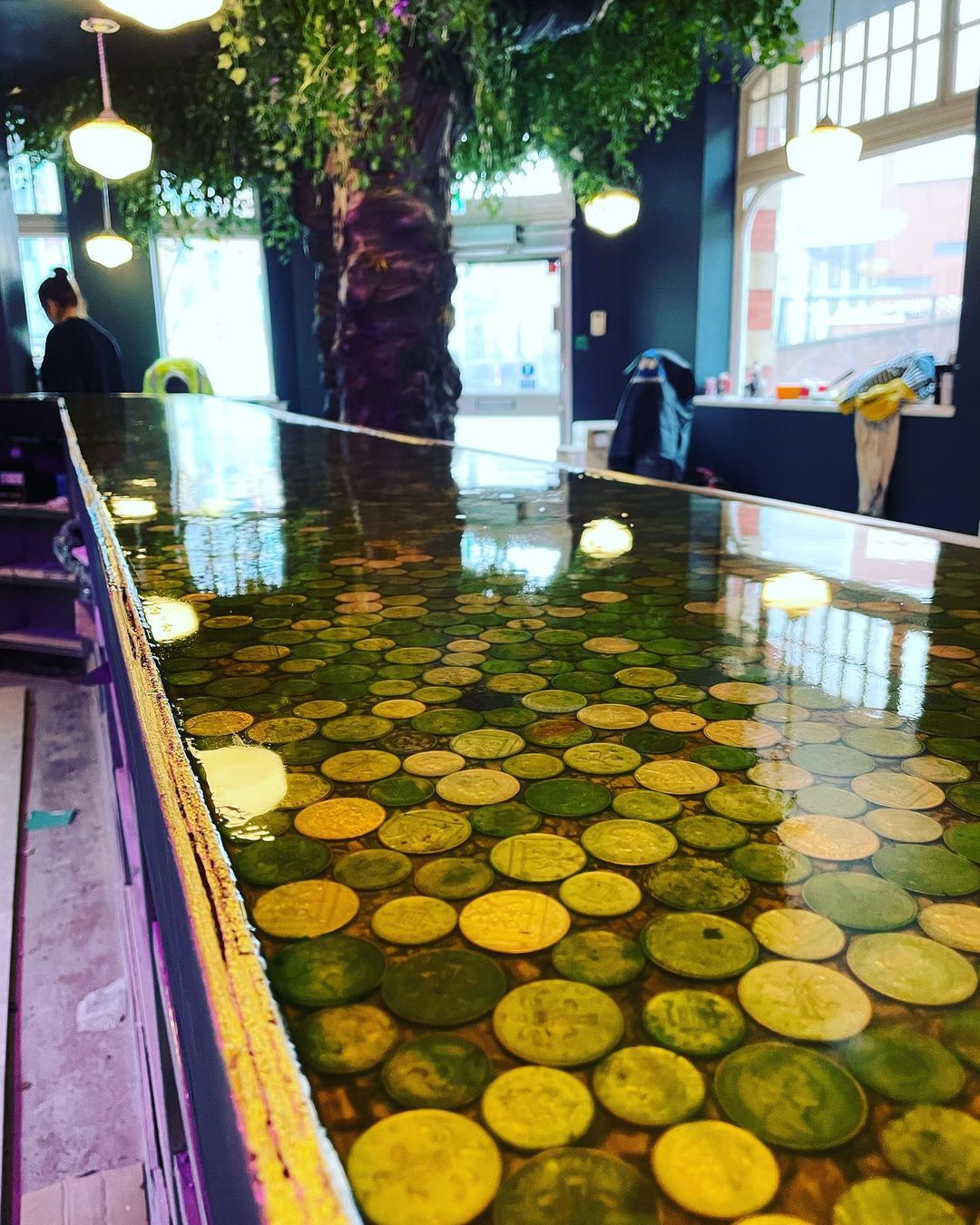 Bespoke epoxy bar top craftsmanship by Mainty