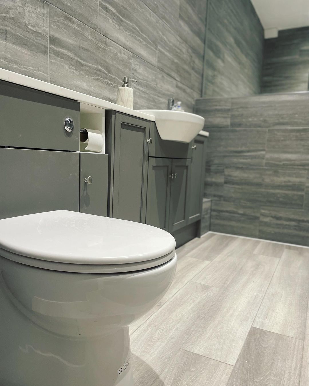 Modern bathroom by Mainty